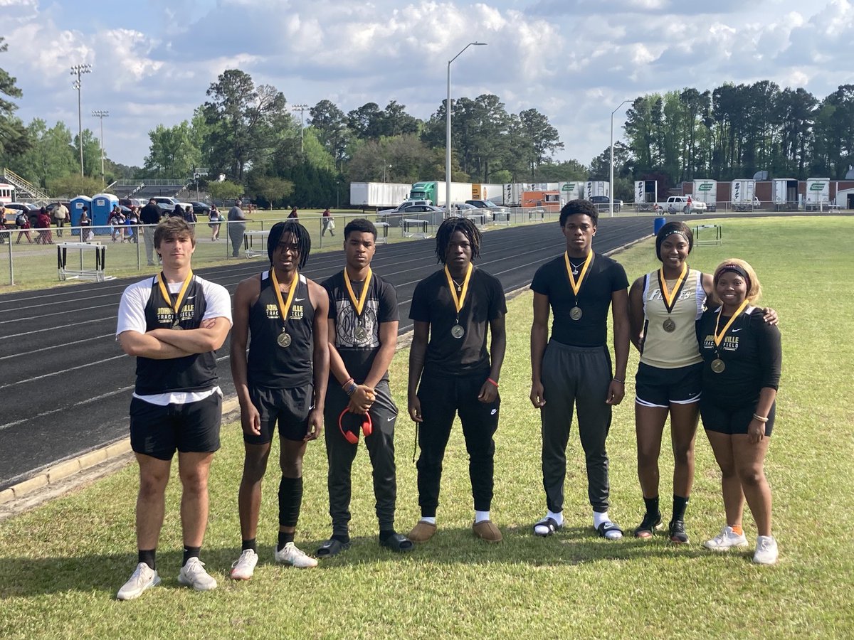Senior Track Athletes! Let’s Go Flashes!