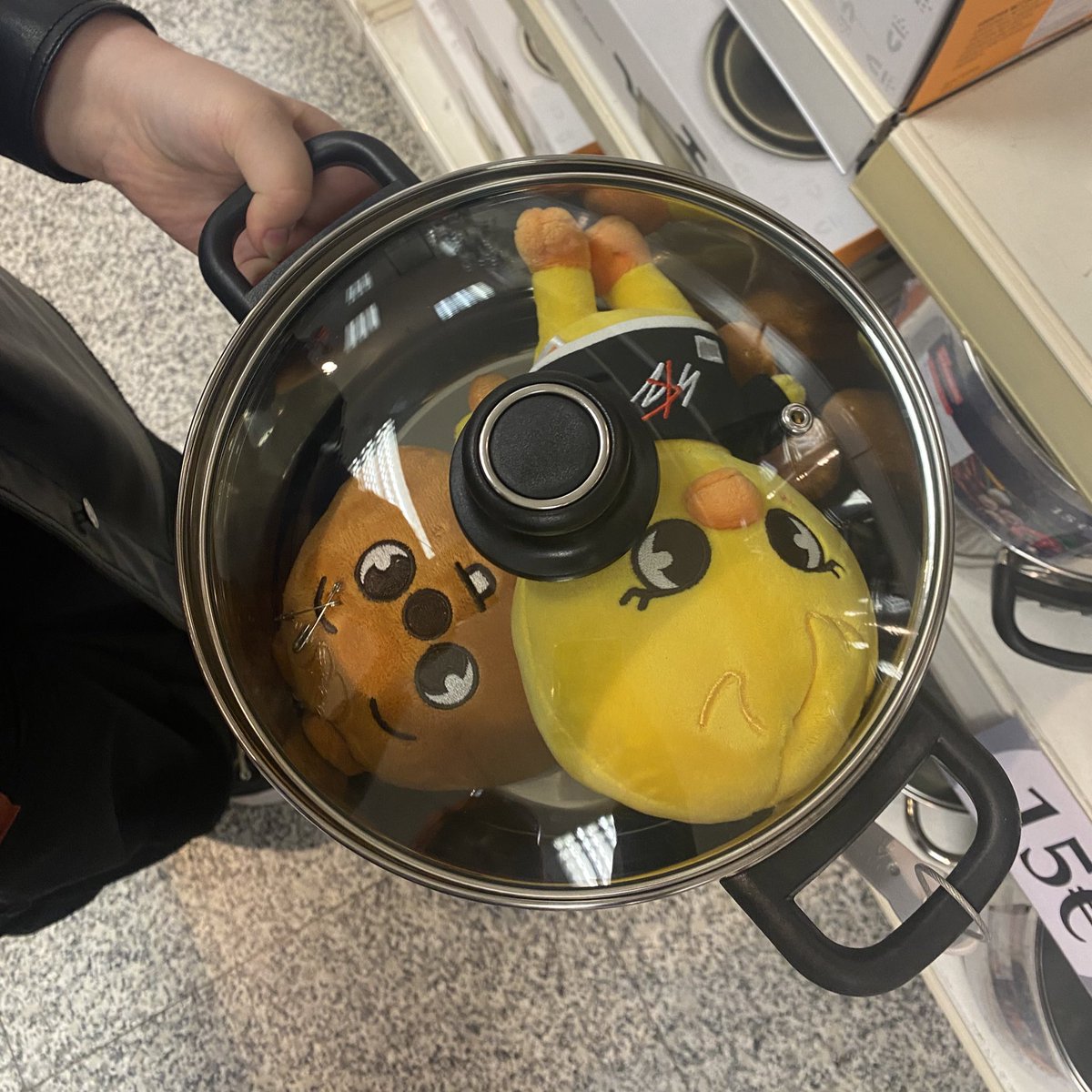 lixiewcrld's tweet image. one isn’t enough