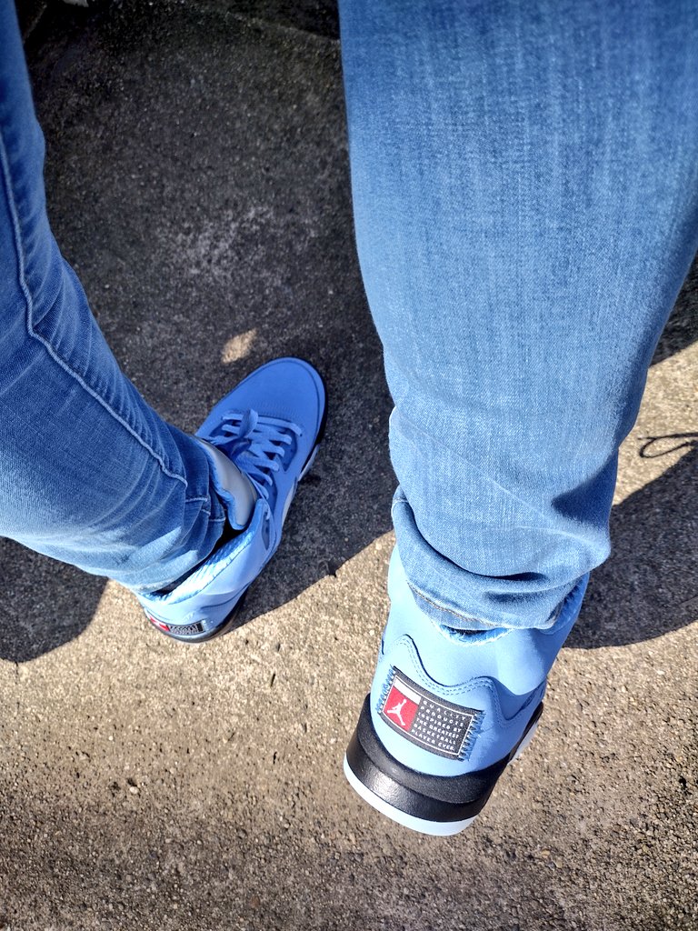 #KOTD #UNDS

Air Jordan 5- 'UNC' 💙💙

It was too beautiful out not to break out a fresh pair of blue nubuck shoes. Hope everyone has a great Taco Tuesday!! 🤣🌮💃 Thanks again 🙏💙@nikestore
#snkrsliveheatingup 
#yourkicksaredope
#mykicks12exclusive
#AJ5