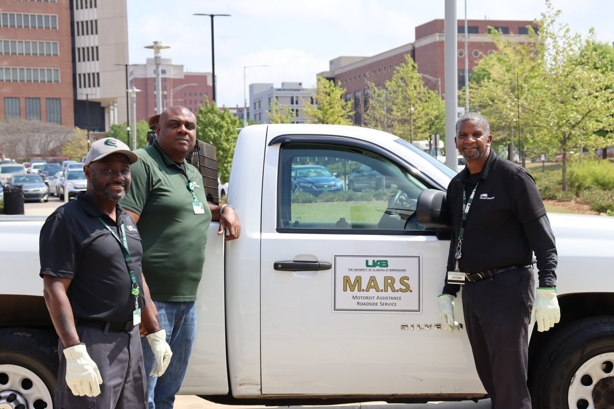 These Blazers are ready for anything! 🐉M.A.R.S of @UABTransport taught students how to change a tire, jump a car battery and learn how to stay safe on the road. Lesrn more about M.A.R.S: uab.edu/transportation…