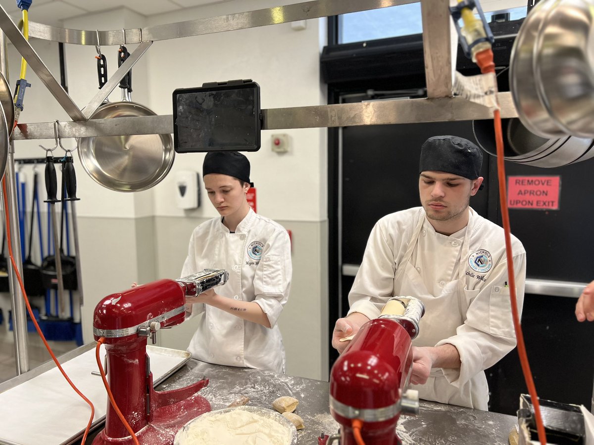NCCCulinaryArts's tweet photo. My favorite time of the year 🍝🍝pasta 🍝🍝 #skills #chefsintraining @nccmidmo @JCSchools_ https://t.co/DhskDxhU3z