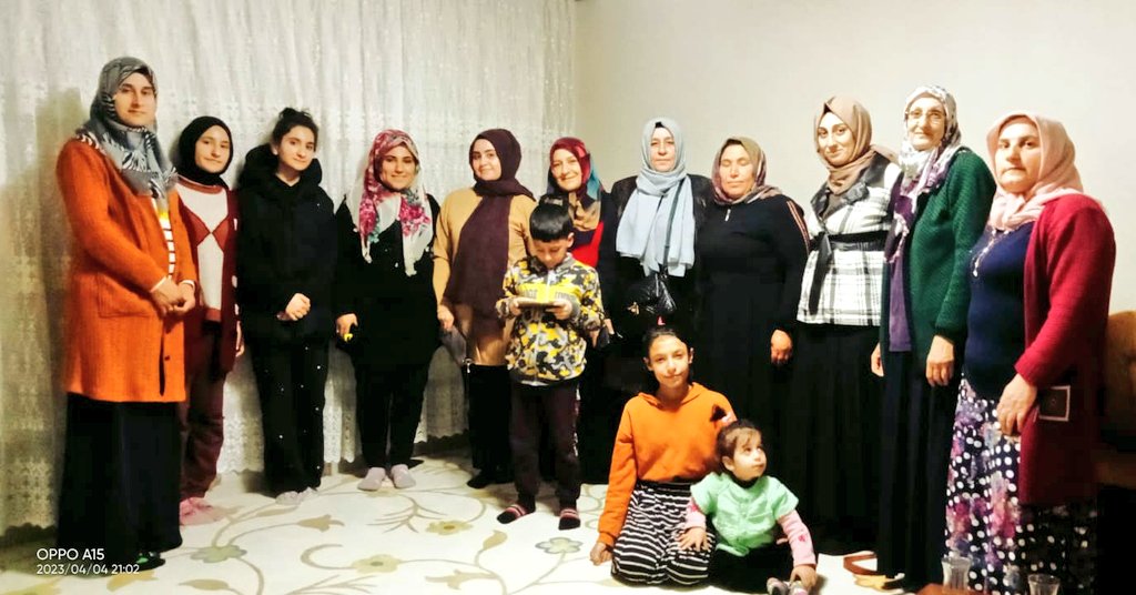 AkHaliliyeKadin's tweet photo. Cumhurbaşkanımız @RTErdogan'ın selamlarıyla hiç durmadan sahadayız. Gerçekleştirdiğimiz toplantılarımız ile her an vatandaşlarımız ile bir aradayız.

#SenleOlduSensizOlmaz

@aysekesir @erkankandemir @KaraFidan @arzubakir23 @ibrahimeyyupogl @dmtstcgvn1 @mbagmanci63 @gulistansatis https://t.co/0TFNiwJPQm