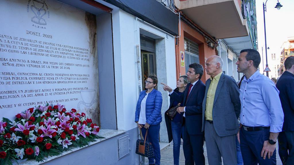 Vicente_Mompo_'s tweet photo. Els dossers d’Alzira cada any es superen més. Passió, treball, tradició i fe. Enhorabona a totes les confraries ✝️ https://t.co/3iS5IVHABw
