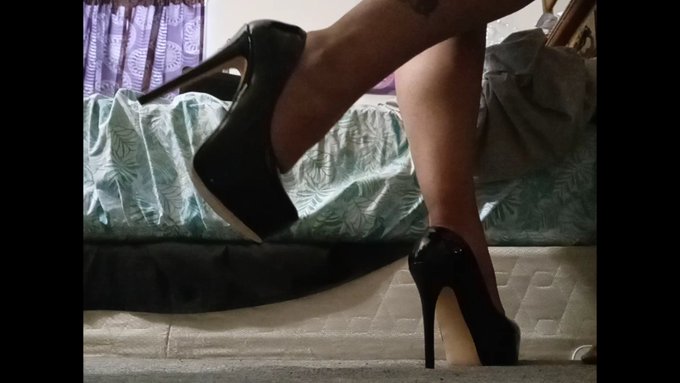 My feet are tired 😩  I am in need of a good loyal foot stool who will give me their wallet so they can<a href="/tag/realloyalfans"class="tags"><span>#realloyalfans</span></a>