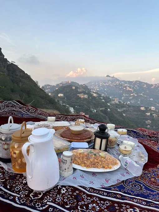فيفاء..
إفطار على سفوح الجبال، وسط جمال الطبيعة والأجواء الخلابة😍