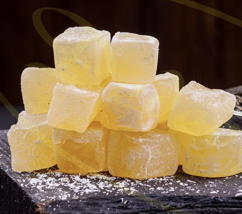 حكايتي مع حلاوة "حلقوم"😌
.
.
 =قبل أكثر من أربعين سنة وفي قريتنا قرية " الجبيل" بثقيف المتربعة على قمم جبال السروات جنوب الطائف كانت هذه الحكاية....

= في البيت الحجري الظاهر في الصورة - بجوار بيتنا -كان يعيش العم محمد عائض آل صولان الثقفي ، الذي يُعرف بأكثر من اسم بين أبناء