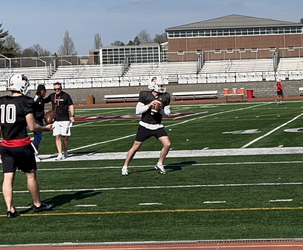 Throwing’ dimes 🎯@CharlieMckee07 
<a href="/ESU_Football/">ESU Football</a>