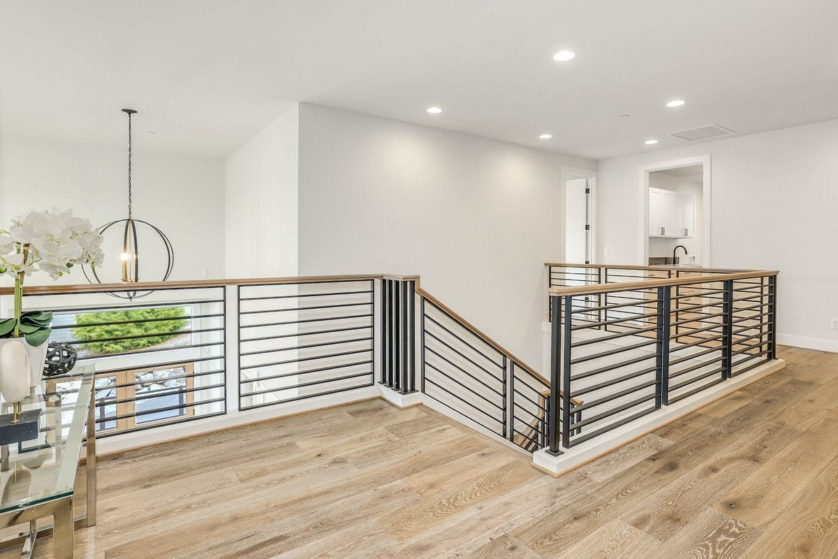 LJSmithStairs's tweet image. Our Metal Panel System comes with low-sheen black as a standard finish and boasts a ‘welded’ look that complements most modern or urban decors.
-
ljsmith.com/linear-collect…
-
#LJSmith #StairExperts #PanelSystem #LinearCollection