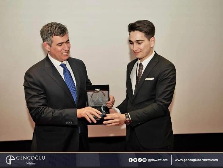 Başta oğlum Avukat <a href="/mehmet_gencoglu/">Mehmet Gençoğlu</a> olmak üzere, Gençoğlu Partners Hukuk Danışmanlığı bünyesindeki Avukatlarımızın ve tabiki de kutsal savunma hakkımızın temsilcileri olan, hukukun üstünlüğü ilkesine bağlı  tüm Avukatların #AvukatlarGünü’nü kutluyorum...