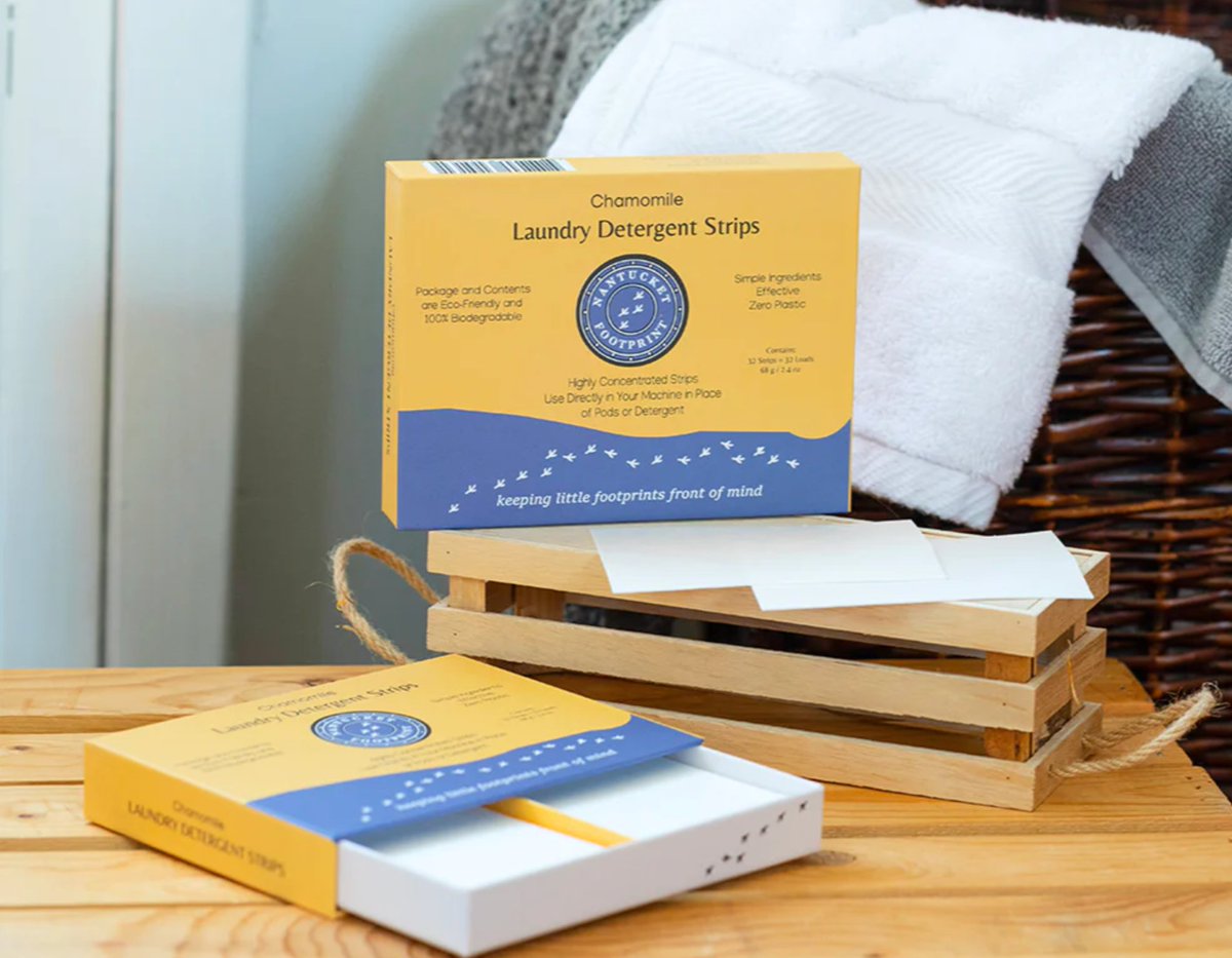 DailyGoodieBox's tweet photo. Nantucket Footprint laundry detergent strips are as effective as liquid detergent, but without the harmful environmental effects. Scented with essential oils, plastic-free and 100% compostable 😇🌿  Can't wait? Use this coupon code for 10% Off: GOODIE10  https://t.co/pSK6Csv87g https://t.co/IRnl9uxqsB
