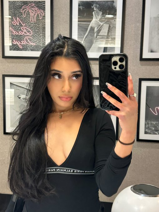 Who said girls with black hair can&rsquo;t hold their phone https://t.co/1hfIaDttZQ