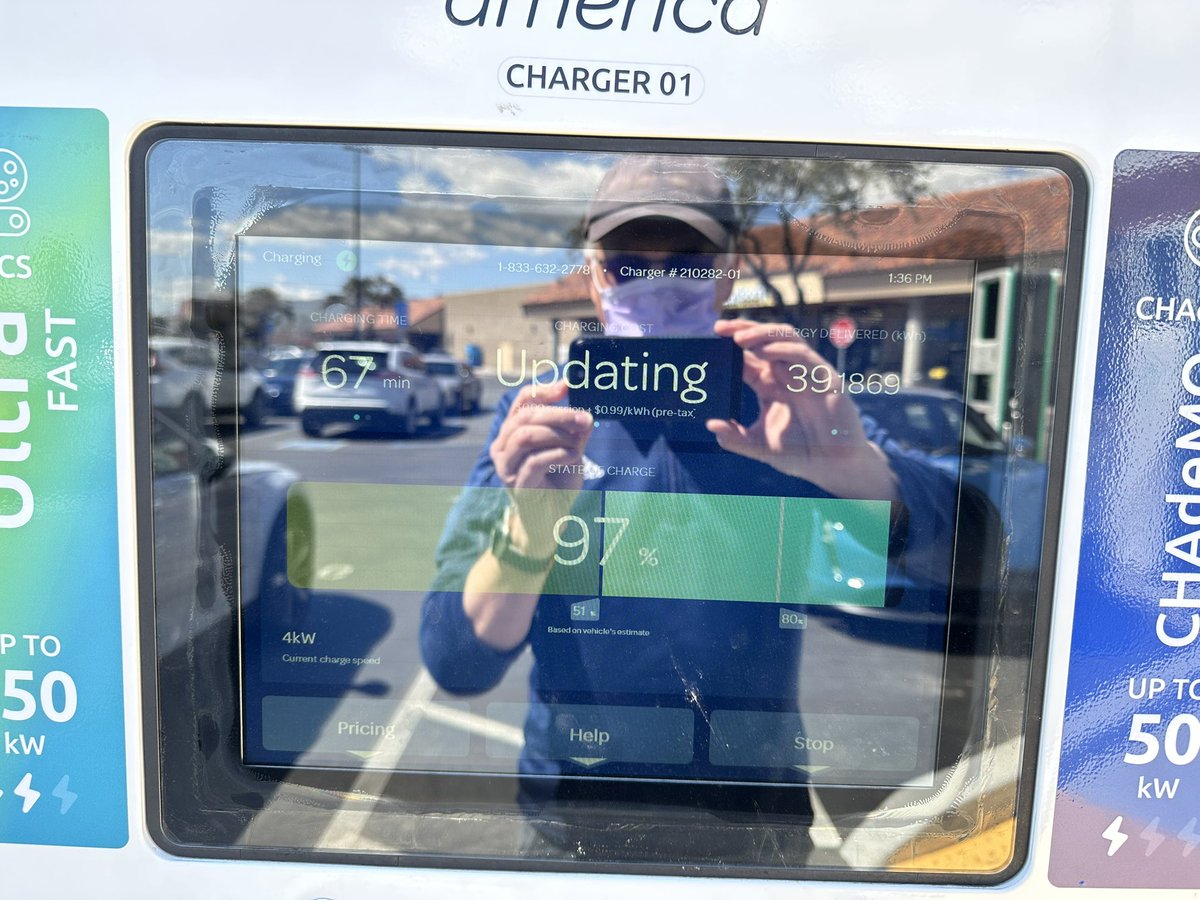 fdimeglio's tweet photo. @ElectrifyAm @RateYourCharge One more time a crap show from EA in FoodMaxx, Newark CA:  #02 broken, #03 reduced speed, not even connecting, #04 not connecting. #01 occupied for 72min and not done ... EA, we asked you to fix those many time for this station and still not done https://t.co/sOn9wEEqr9