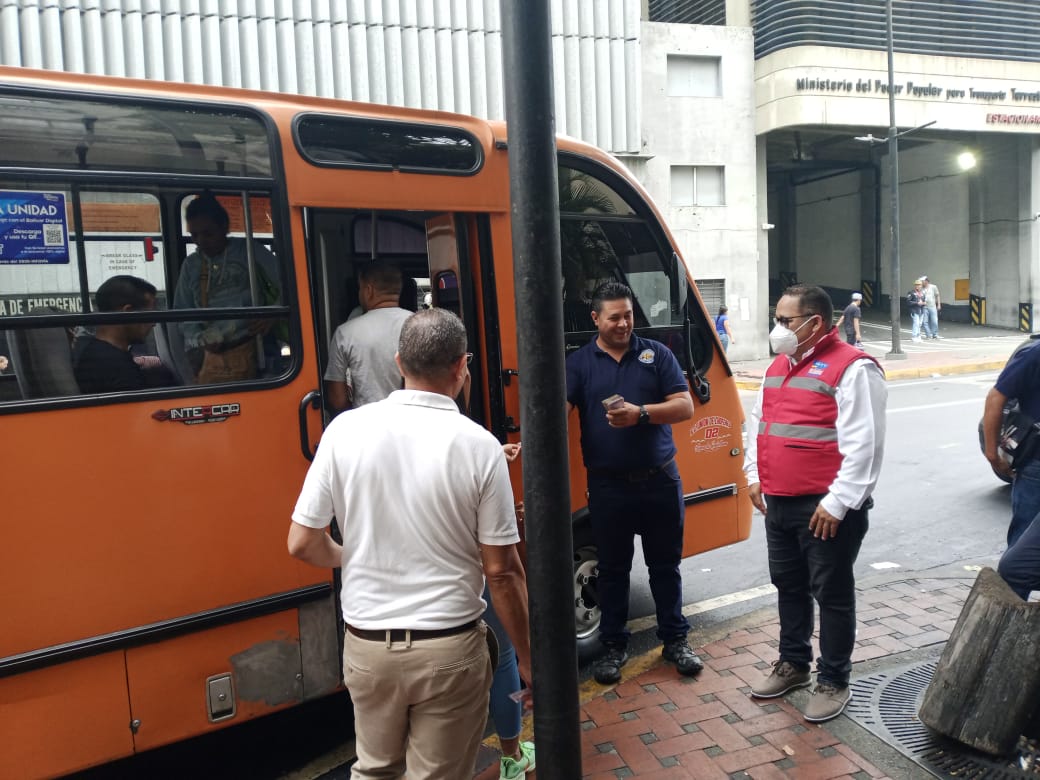 #04ABR23 En el marco del Plan Especial de Protección al Usuario y uso de la aplicación de pasaje @veTICKET_, los funcionarios de @intt_chacao realizan abordaje en las paradas de Chacao, verificando:
✓Medidas de Bioseguridad 
✓Cobro autorizado del pasaje.
#SemanaMayorEnAmor