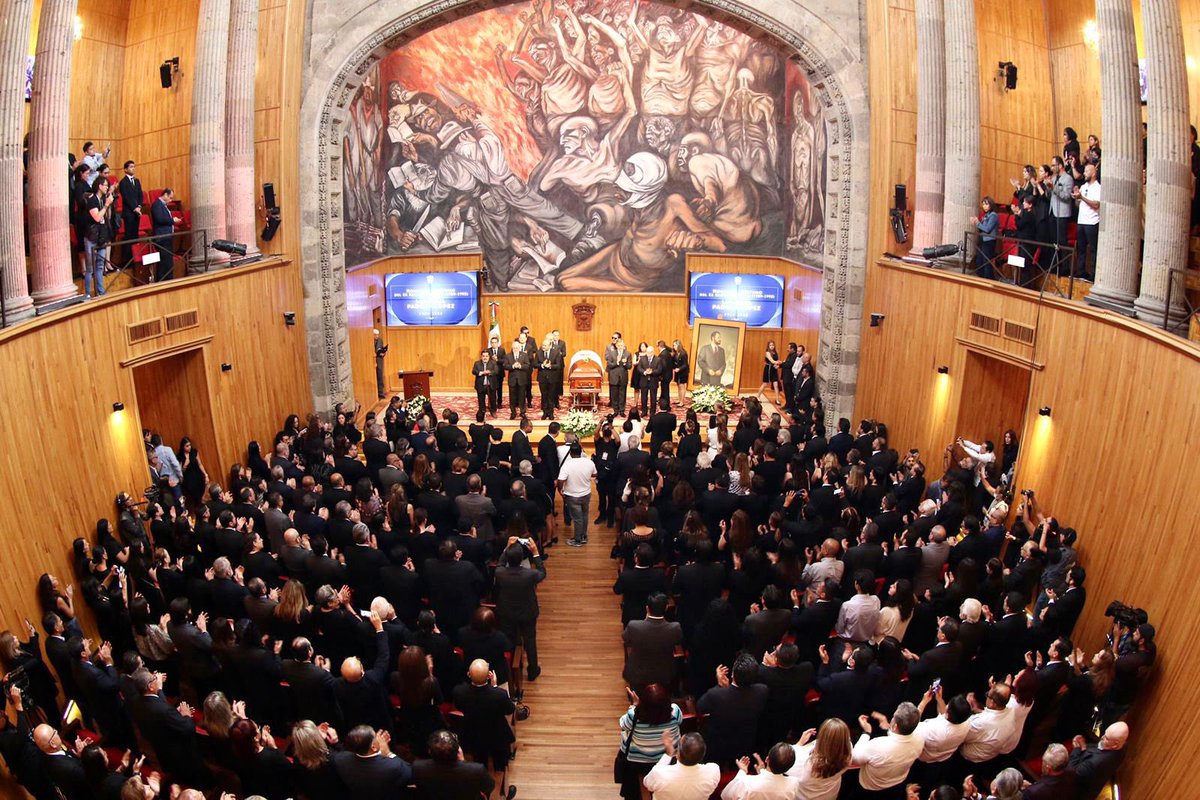 Apenas va un día de su partida y ya lo extrañamos mucho, querido Licenciado Raúl Padilla. 

Después de una vida de soñar, pensar y trabajar incansablemente, hoy, por fin, puede irse tranquilo. 

Cuidaremos con mucho amor esta gran obra educativa y cultural que nos dejó.

GRACIAS,