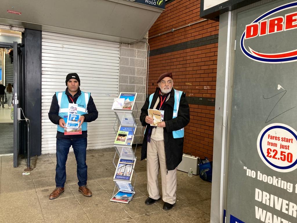 amea_wm's tweet image. #messageofpeace @amea_wm Birmingham east members distributing message of peace ⁦⁦@BhamCityCouncil⁩ ⁦@Ansarullah_UK⁩ ⁦@ukmuslims4peace⁩