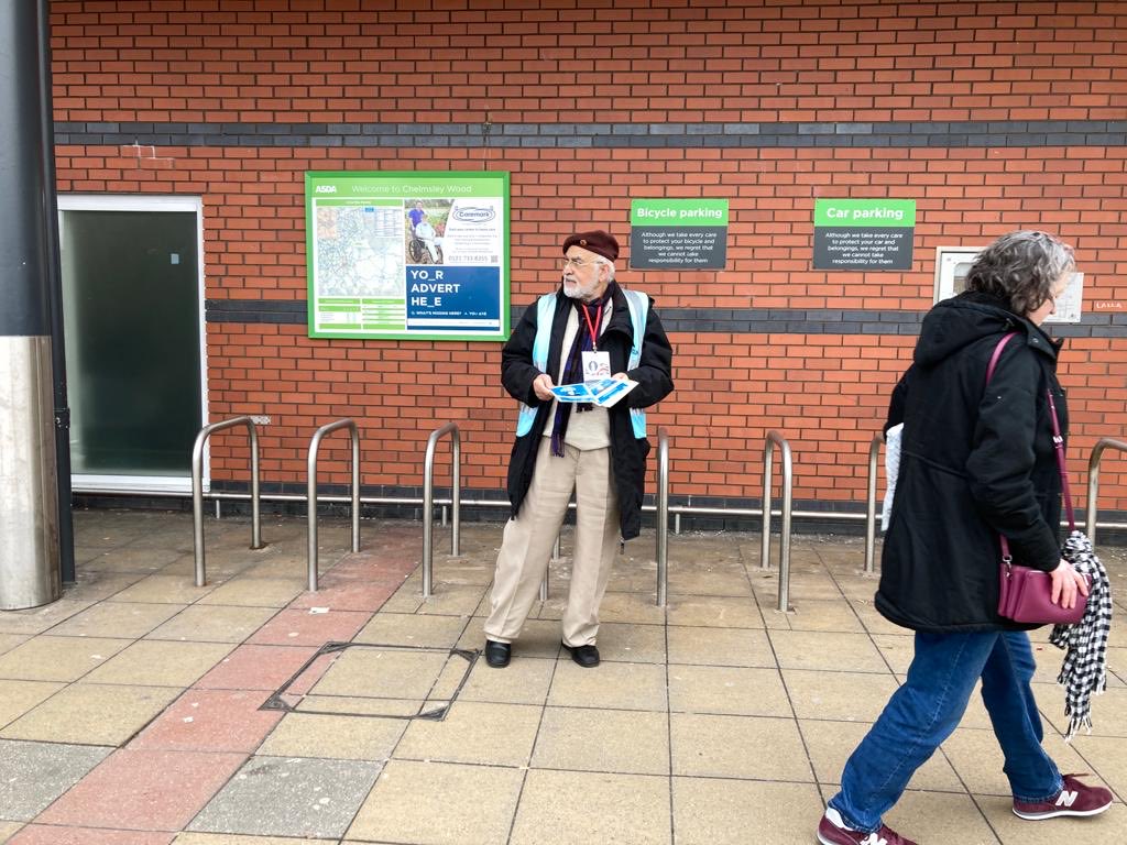 amea_wm's tweet image. #messageofpeace @amea_wm Birmingham east members distributing message of peace ⁦⁦@BhamCityCouncil⁩ ⁦@Ansarullah_UK⁩ ⁦@ukmuslims4peace⁩