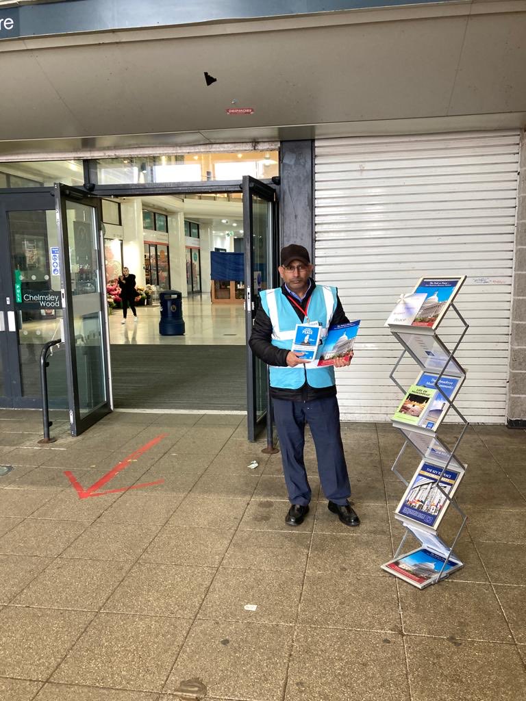 amea_wm's tweet image. #messageofpeace @amea_wm Birmingham east members distributing message of peace ⁦⁦@BhamCityCouncil⁩ ⁦@Ansarullah_UK⁩ ⁦@ukmuslims4peace⁩