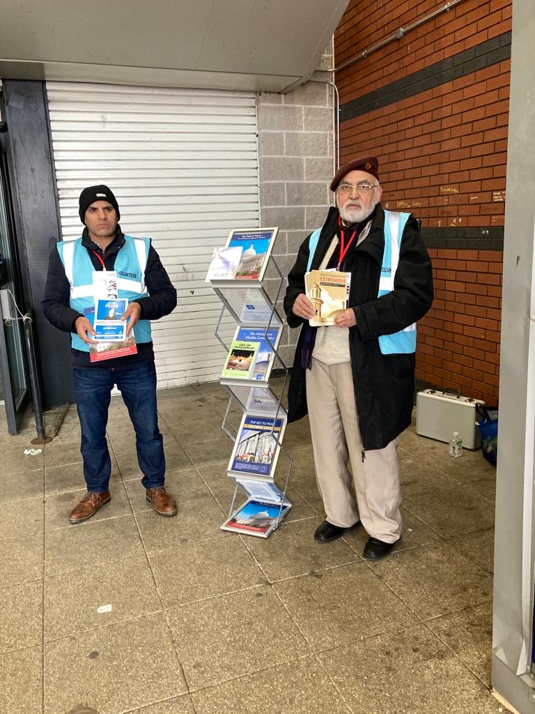 amea_wm's tweet image. #messageofpeace @amea_wm Birmingham east members distributing message of peace ⁦⁦@BhamCityCouncil⁩ ⁦@Ansarullah_UK⁩ ⁦@ukmuslims4peace⁩