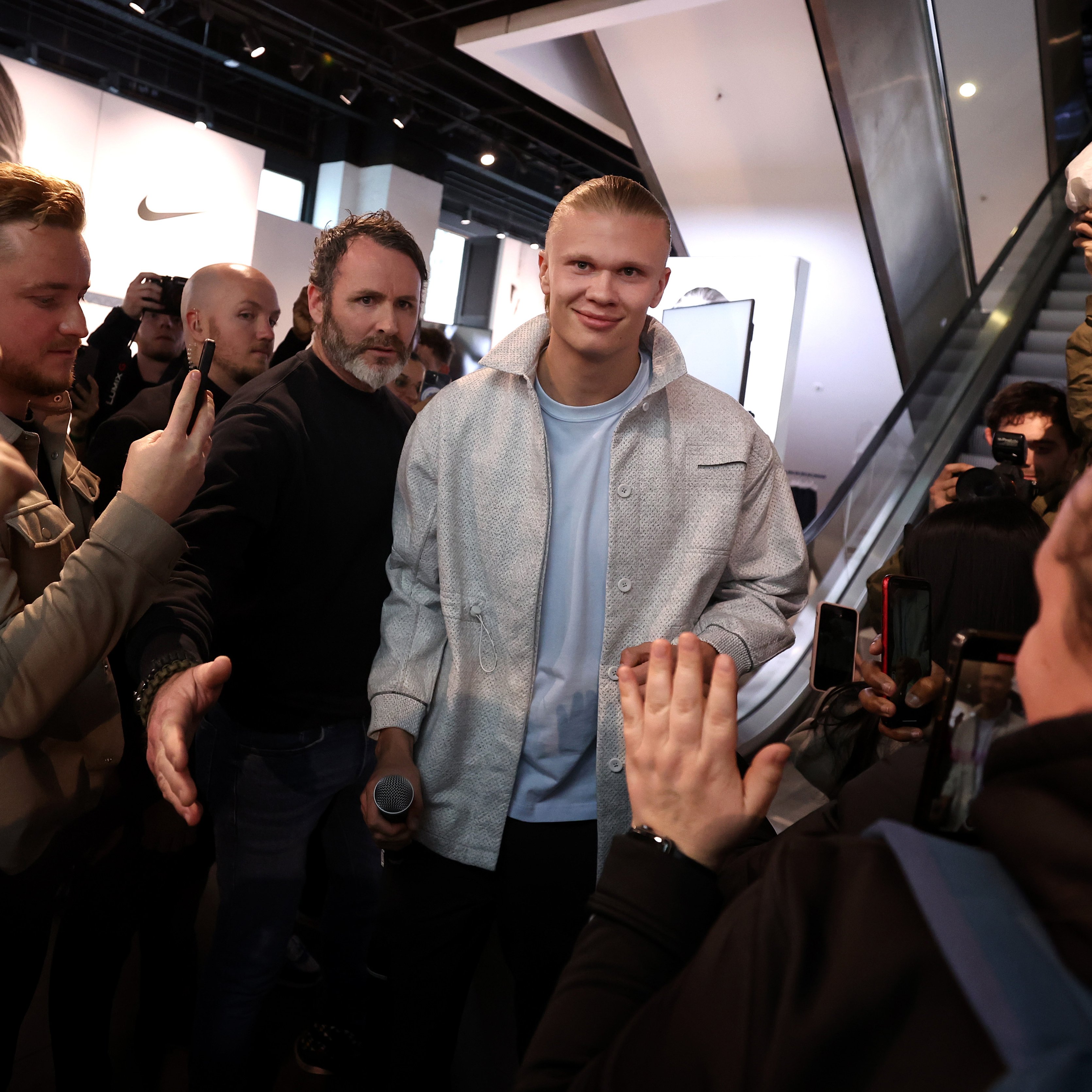 City Xtra on X: "Erling Haaland @ NikeTown, London.   https://t.co/K6AMkhZ6f5" / X