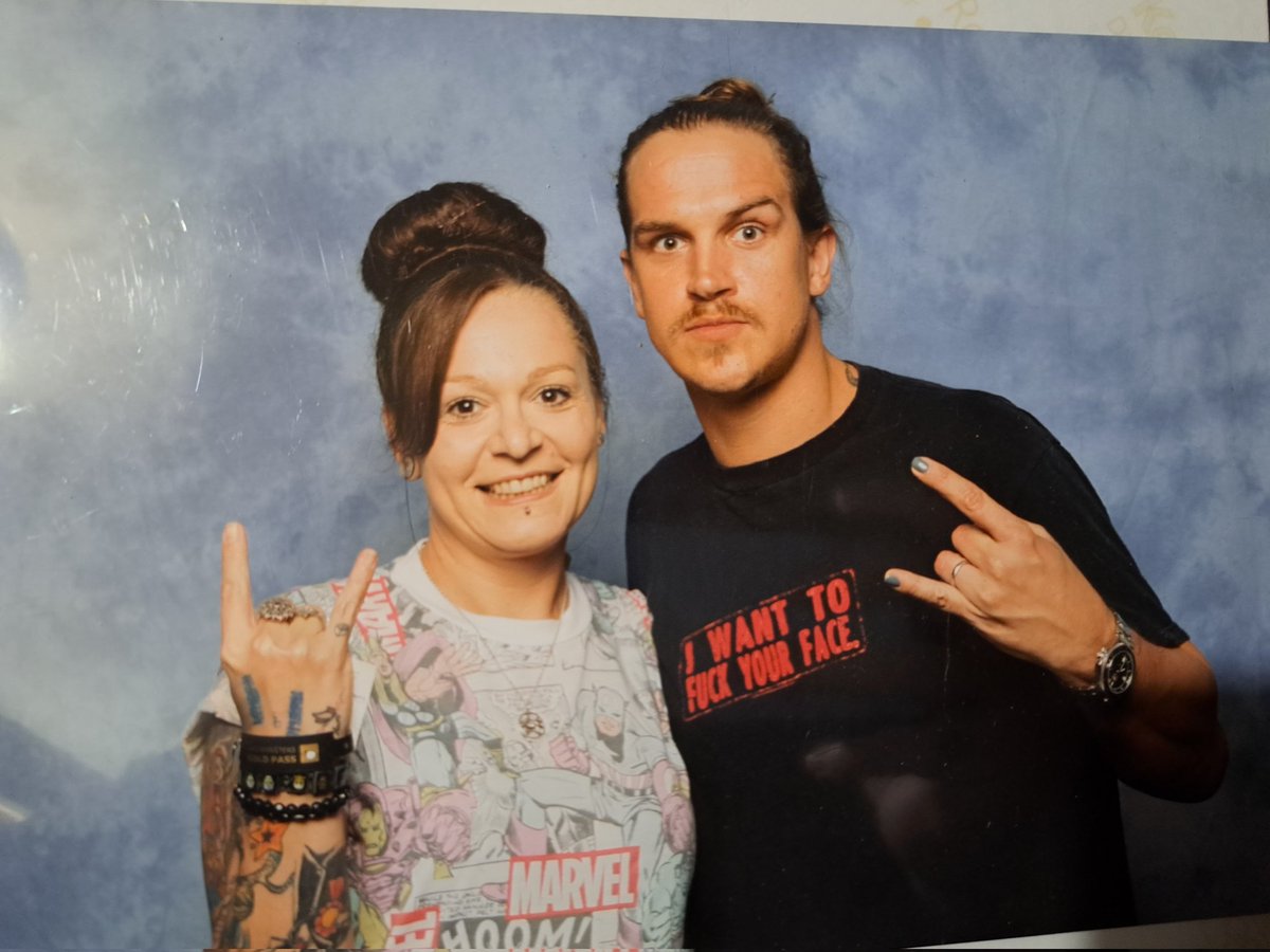 lilmsdeathstar's tweet photo. #LFCC2014 was one of the best weekends of my life. I love looking back through the photos and autos I got #StanLee #Excelsior #JayMewes #SnoochieBoochies https://t.co/R6bucf61V5