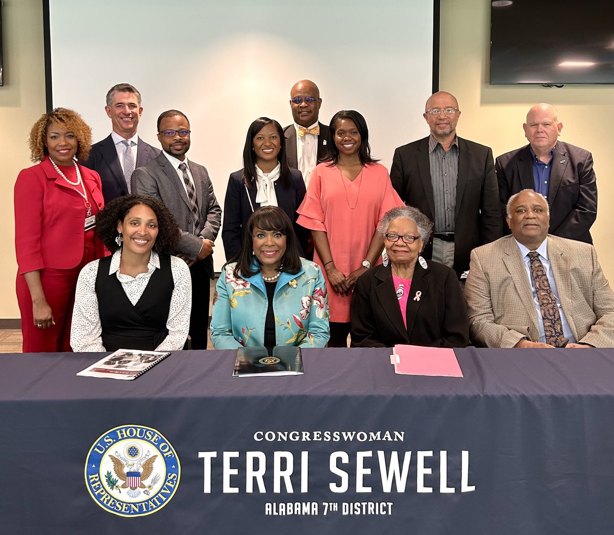 RepTerriSewell's tweet photo. 1/ When it comes to beating cancer, we know that catching it early saves lives!

We just wrapped up our Cancer Screening Roundtable with officials from UAB and Jefferson County as well as health care companies, community partners, survivors, and caregivers. https://t.co/RPtIGO47vr