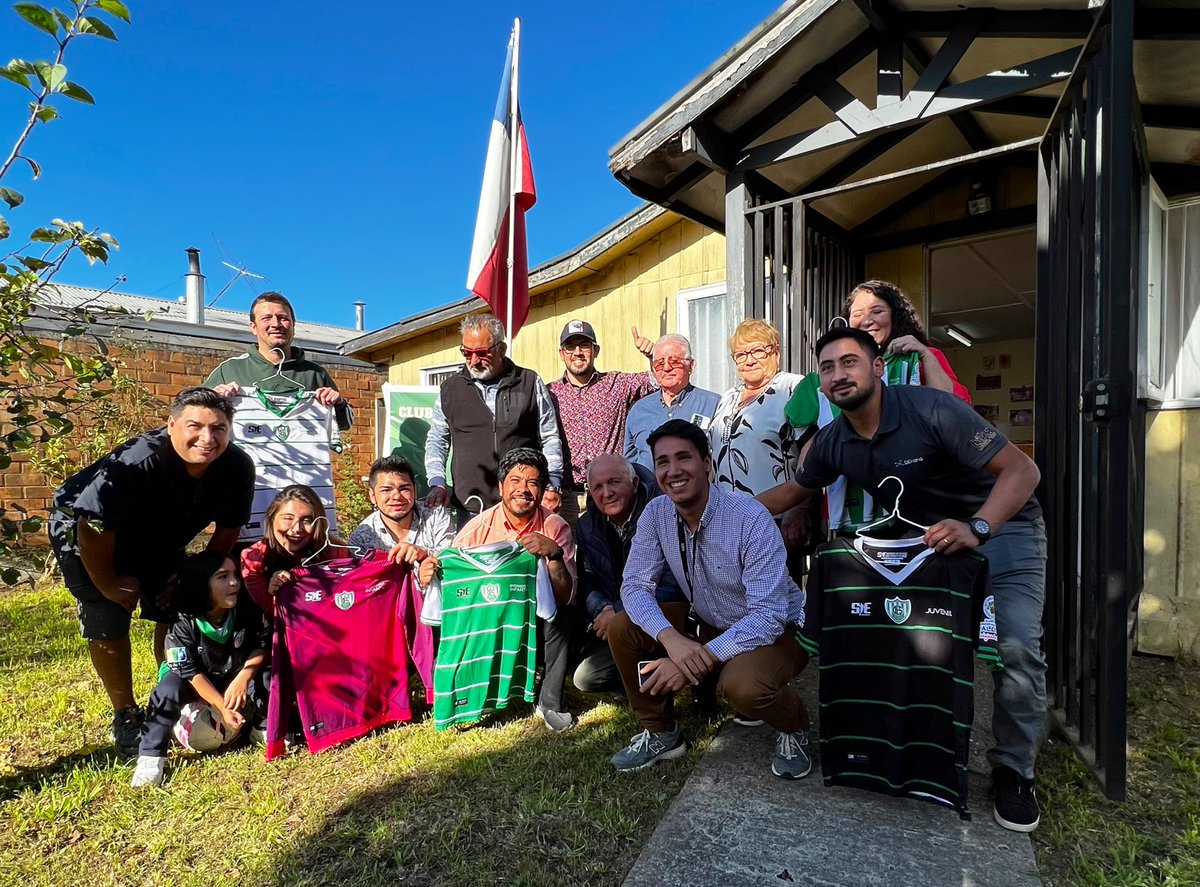 MTTLosRios's tweet photo. Junto a Seremi @LosRiosBBNN, Jorge Pacheco, celebramos la concesión de uso gratuito otorgada al Club Deportivo Escuela Superior #ValdiviaCL, medida que les permitirá contar finalmente con una sede donde seguir desarrollando el deporte y actividad física en su comunidad
⚽️🏆🧒👦👧 https://t.co/8OsF9qW6P1