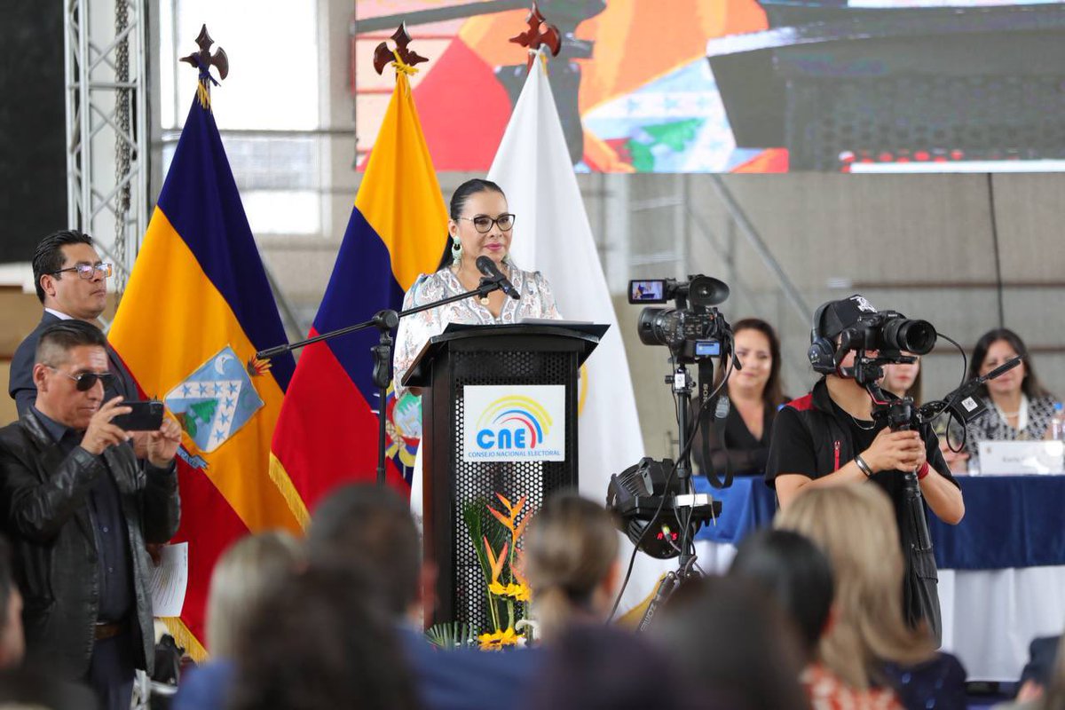 CNELoja's tweet photo. #CNECumplió | Las credenciales gozan del reconocimiento ciudadano, son el documento que está envestido de legitimidad y transparencia que el pueblo se pronunció en las urnas, dice la presidenta @DianaAtamaint al dirigirse a las nuevas autoridades electas. 

#CañarDecidió 🗳️. https://t.co/T8sCLswXdn