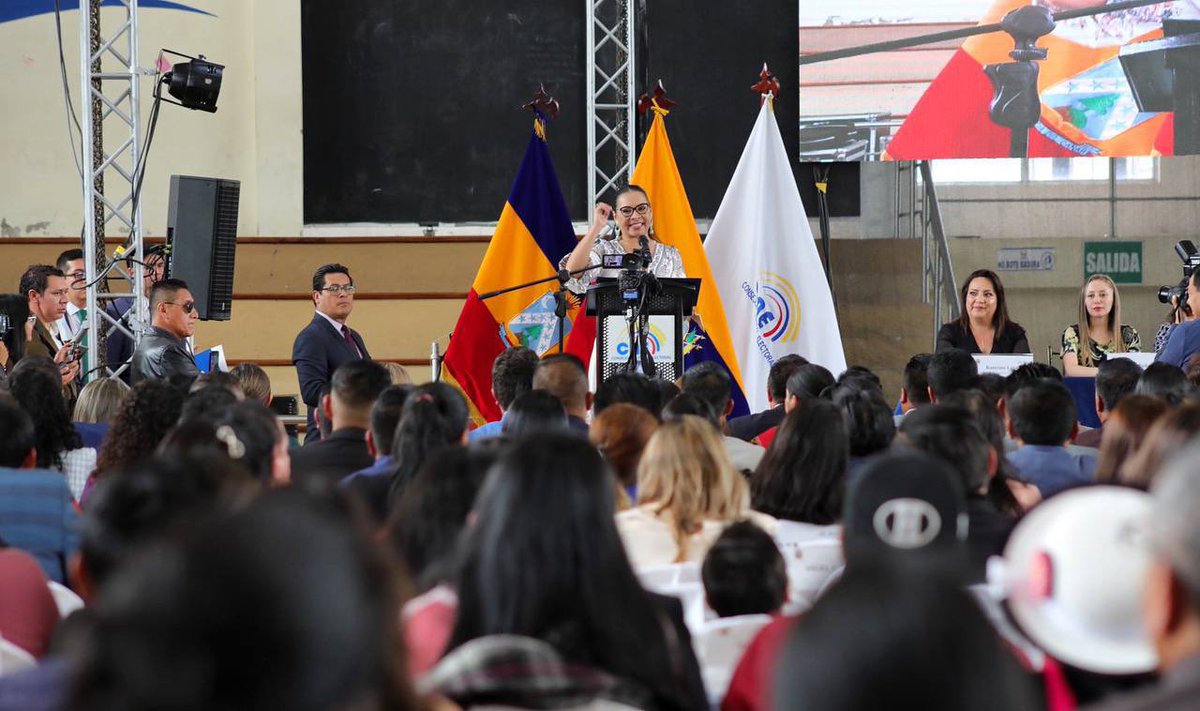 CNELoja's tweet photo. #CNECumplió | Las credenciales gozan del reconocimiento ciudadano, son el documento que está envestido de legitimidad y transparencia que el pueblo se pronunció en las urnas, dice la presidenta @DianaAtamaint al dirigirse a las nuevas autoridades electas. 

#CañarDecidió 🗳️. https://t.co/T8sCLswXdn