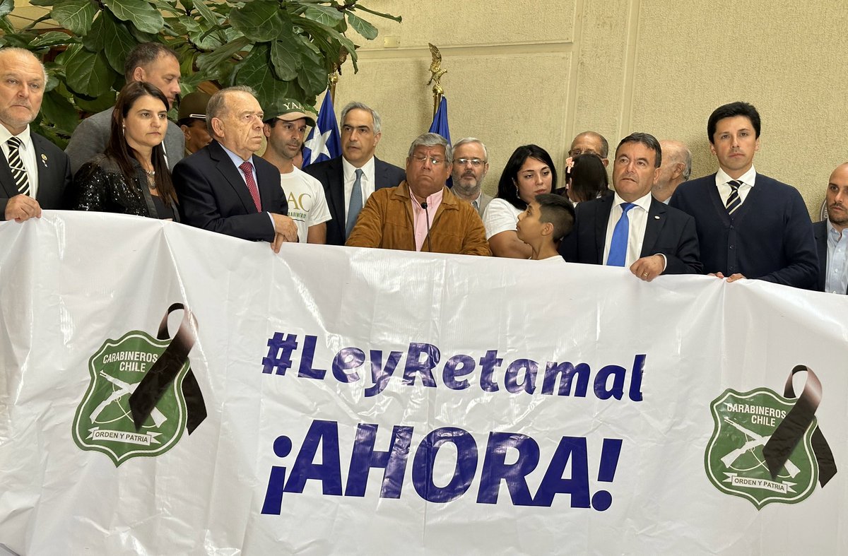 chahuan's tweet photo. Una parte de la izquierda desplegada en el Senado intentando frenar el avance de la Ley Nain-Retamal, que protege a nuestros policías. El gobierno debe definir si escuchar a la facción radical de su coalición que lo tironea o a la ciudadanía. ¡Ley Nain-Retamal AHORA! https://t.co/AtfoKK3hnS