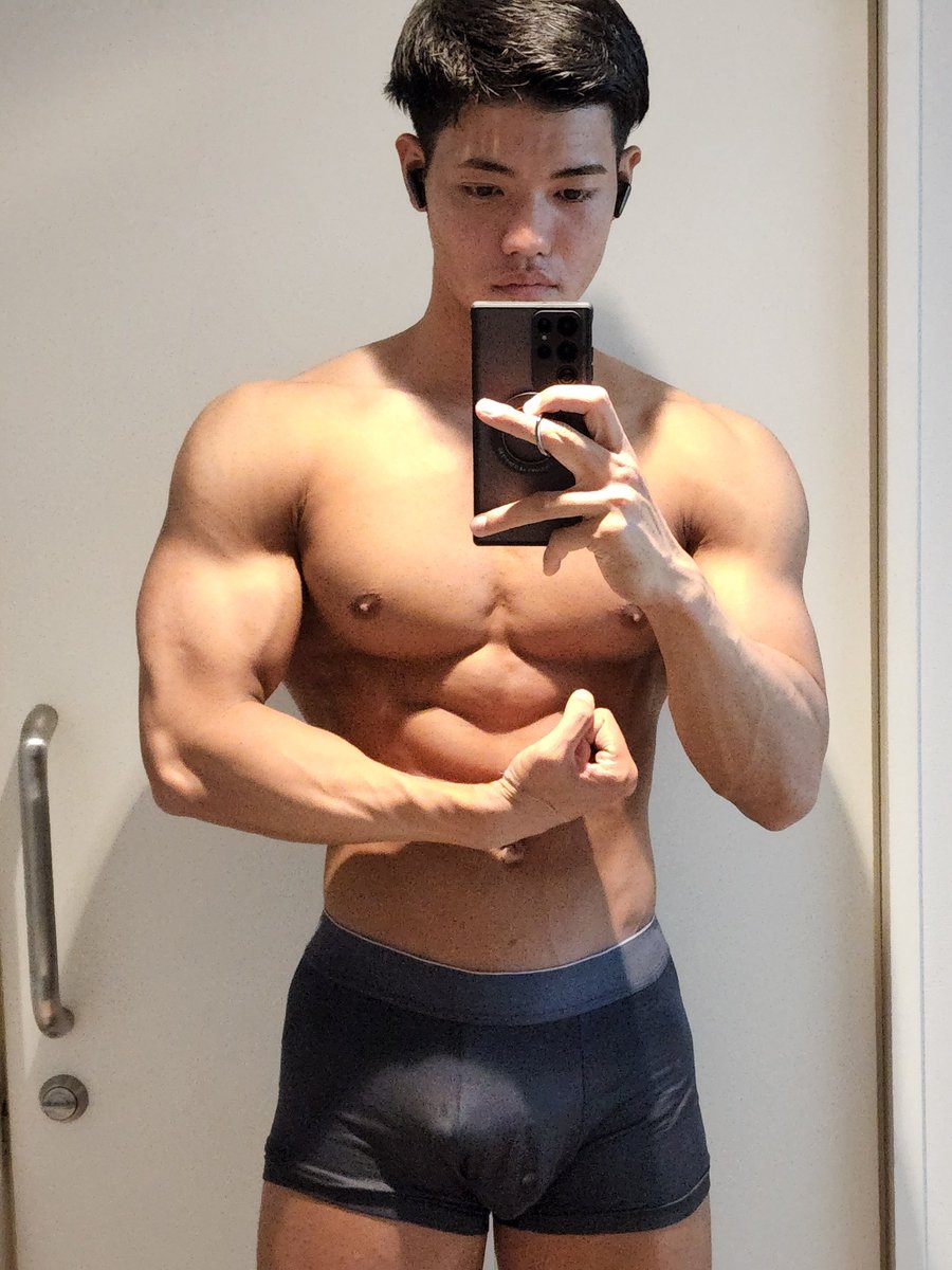 I want to visit many countries this year!
Someone please show me around.😅