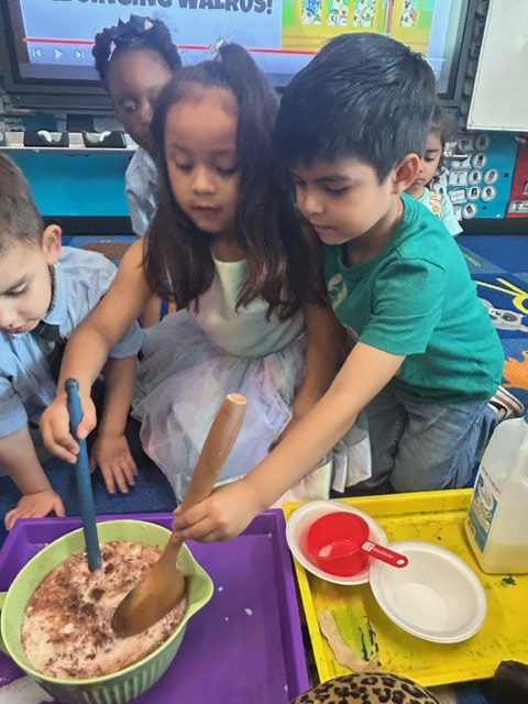 MerileeBarring2's tweet photo. Yummm...there's nothing like eating worms and dirt. 😋 No really! @Trinity_Basin Prek made pudding with crushed oreos for @NAEYC Tasty Tuesday. Looks like they had a delicious time creating their treat. #WOYCTEXAS @texasaeyc #EarlyChildhoodRocks https://t.co/4UkrYbwuZp