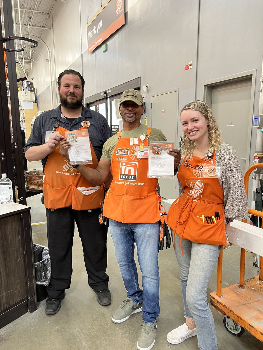 st_johns1324's tweet photo. Infocus Captain Ron recognized SASM Erik & DS Sammy for their continued support in recognizing & teaching safety. #Everydaysafe https://t.co/Ghbr8iCmxB