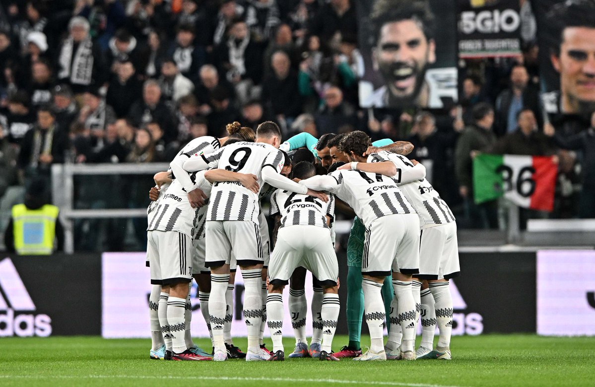 juventusfc's tweet photo. UNITI, Fino alla Fine 🤍🖤 https://t.co/5IiLeVjhwI