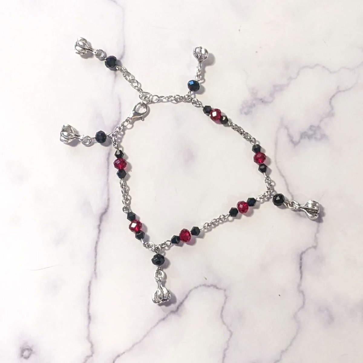 twinklebat_kc's tweet photo. absolutely love these little garlic charm bracelets I made! 💖 come see me at gnarly market this saturday!!! https://t.co/wnvGnNjuXG