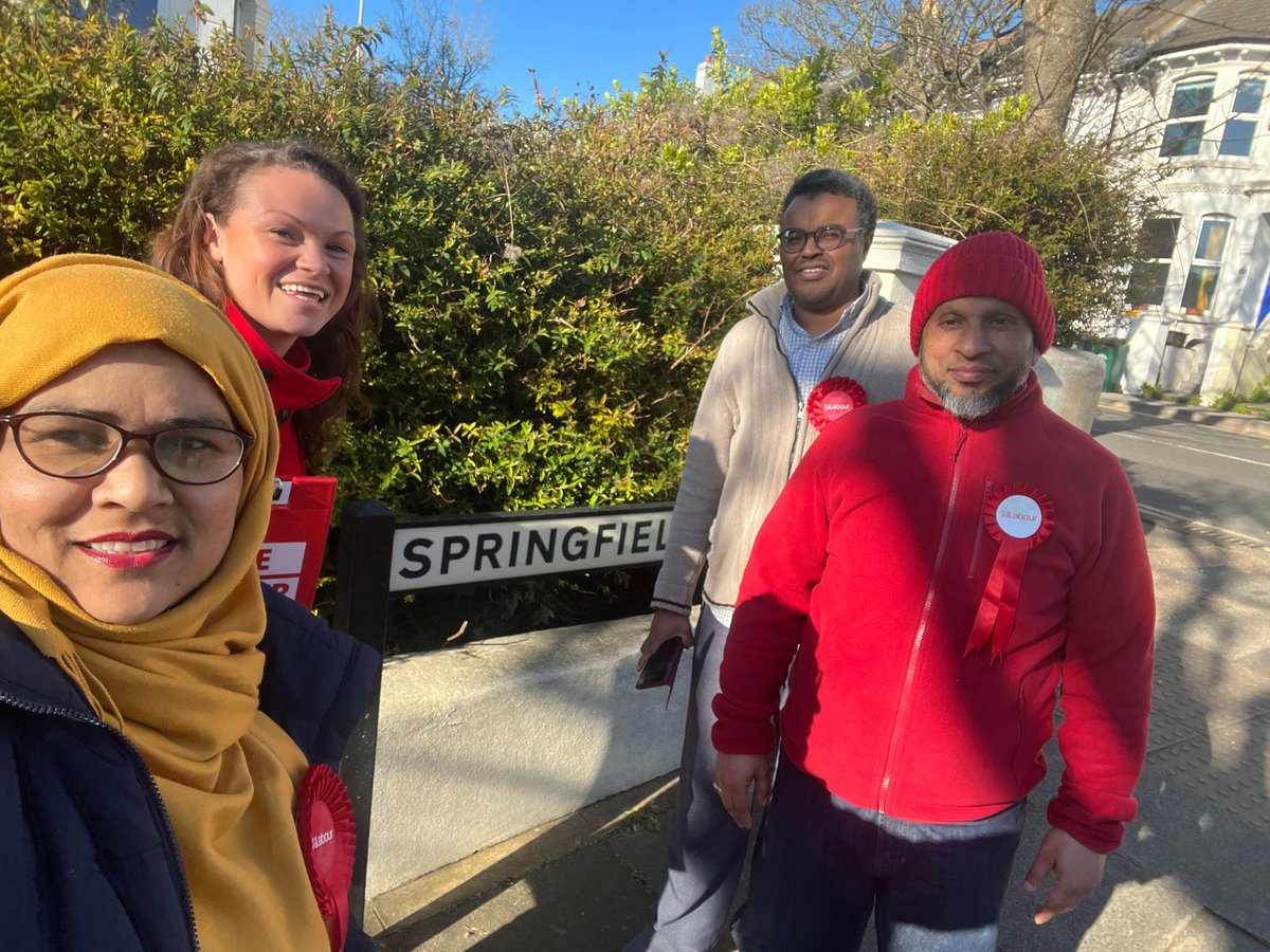 BellaSankey's tweet image. The best thing about canvassing #Roundhill with our @UKLabour candidates Most Ara &amp;amp; Yassin? 

Not just the pre-canvass snacks from Spice of Life at the @BrightonOpenMkt, but the recognition and warmth they receive on the doorsteps. Hardworking community champions 🌹🌹🌹