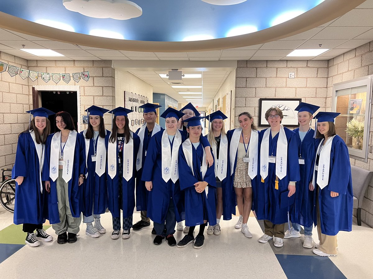 MrsGeisert's tweet photo. What a great day!! LHS SENIOR PARADE! So proud of all theses Jays, Trailblazers, Wildcats and our foreign exchange students! Thank you @lcblazers @WHWildcats @dmsbluejays for such an amazing day! @LHSJAYS https://t.co/U26A206nh3