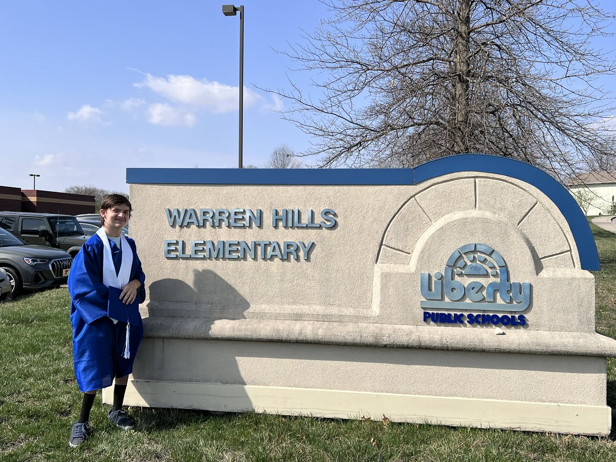 MrsGeisert's tweet photo. What a great day!! LHS SENIOR PARADE! So proud of all theses Jays, Trailblazers, Wildcats and our foreign exchange students! Thank you @lcblazers @WHWildcats @dmsbluejays for such an amazing day! @LHSJAYS https://t.co/U26A206nh3