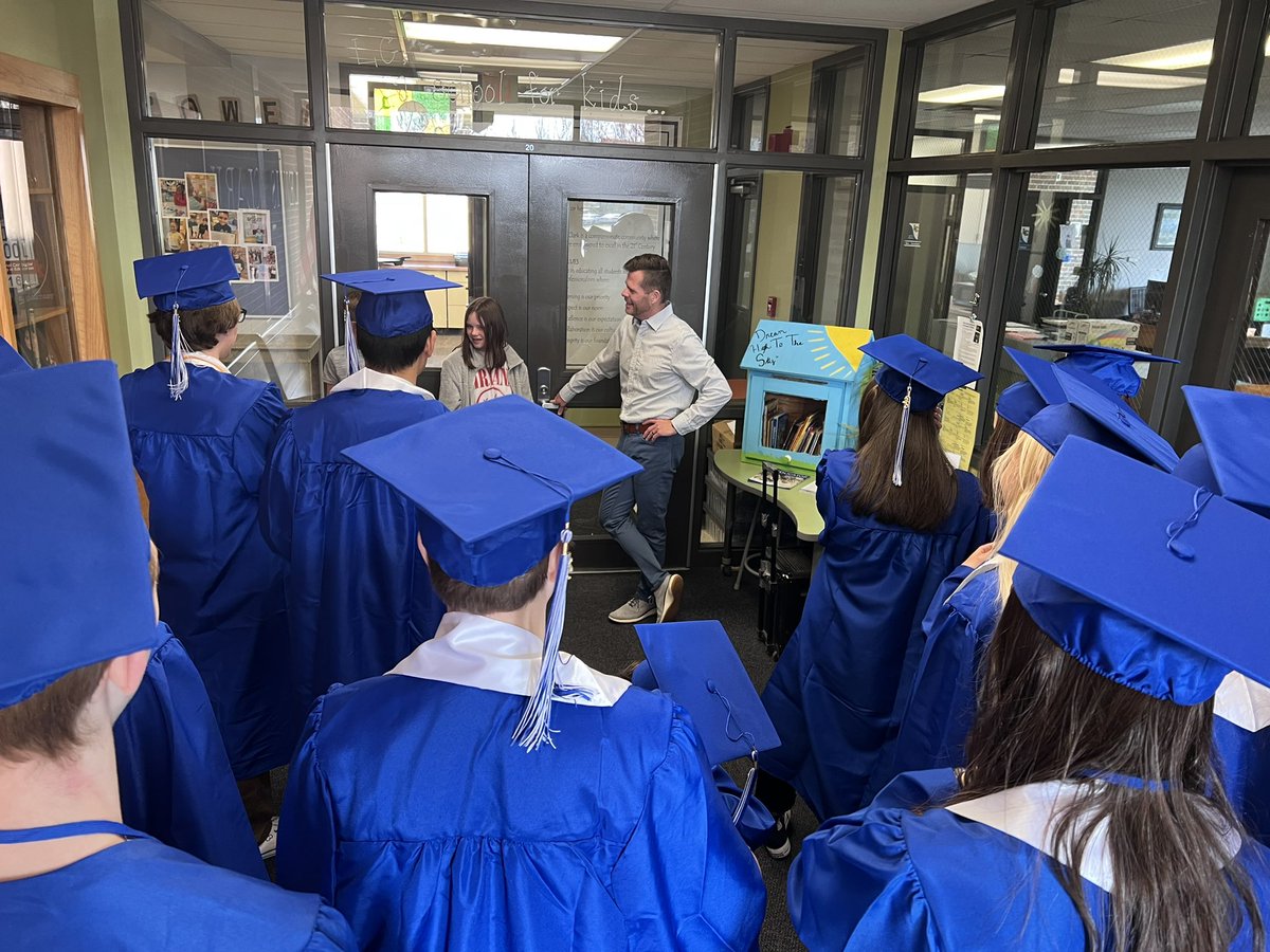 MrsGeisert's tweet photo. What a great day!! LHS SENIOR PARADE! So proud of all theses Jays, Trailblazers, Wildcats and our foreign exchange students! Thank you @lcblazers @WHWildcats @dmsbluejays for such an amazing day! @LHSJAYS https://t.co/U26A206nh3