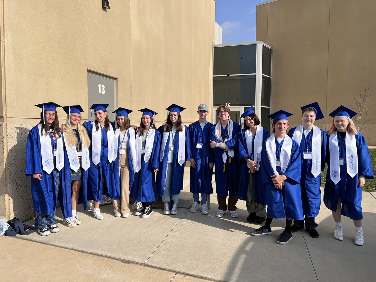 MrsGeisert's tweet photo. What a great day!! LHS SENIOR PARADE! So proud of all theses Jays, Trailblazers, Wildcats and our foreign exchange students! Thank you @lcblazers @WHWildcats @dmsbluejays for such an amazing day! @LHSJAYS https://t.co/U26A206nh3