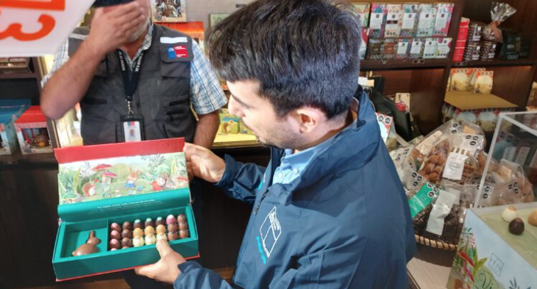 AlfCaruso's tweet photo. No saben lo ridículos que se ven abriéndole sumarios a  chocolaterías en Providencia por ley de etiquetados mientras a 6 km al poniente se venden fritangas insalubres sin ninguna norma sanitaria. https://t.co/aZu87iXhU4
