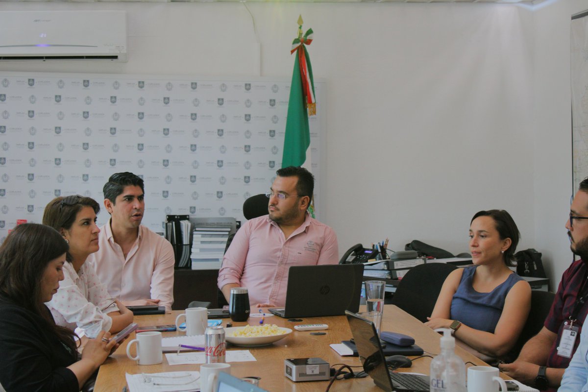 IMPLANDGO's tweet photo. 🏗️¡A poner en marcha el Programa Anual de Obra Pública 2023! 
Nuestros directores se comprometen a ejecutar los proyectos en tiempo y forma para el beneficio de nuestra casa #Durango. 
¡Sigamos juntos la ruta del antes, durante y después de las obras!📲
#ElFuturoEsContigo #PAOP https://t.co/nvglvUo8L6