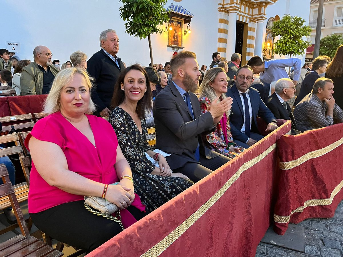 TrashorrasVOX's tweet photo. Con fervor nazareno hemos vivido la procesión de @PasionDHoficial en carrera oficial con nuestros vecinos, a quienes hemos acompañado en este martes Santo junto a la Iglesia de Sta. Maria Magdalena
#CuidaLoTuyo https://t.co/jEI2UaHlLf