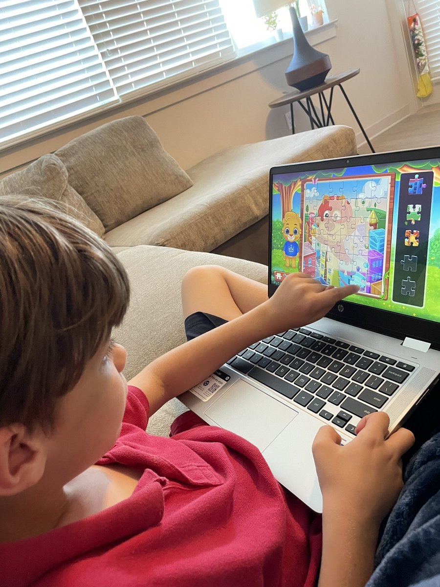 VinoNStrosGal's tweet photo. All students in Pinellas County were encouraged to read as much as they could on myON  during spring break. 

The top 5 winners were awarded a laptop. Oliver ranked #3 in the entire county!

We are so very proud of him!

I’m grateful to be one of his momma’s.
#ThingsILiveFor https://t.co/vV50YcyxuP