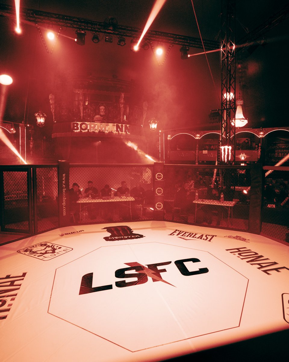 Benji_Pham's tweet photo. Thread photo 📷sur le #LSFC1 @lasueurfc🩸by @LaSueur_off 💦 

Le MMA est vraiment parfait pour capturer des moments intenses, que ce soit dans la cage ou en dehors. 

Merci à l'équipe de La Sueur pour cette carte blanche et surtout merci aux combattant(e)s 🙏 https://t.co/yYwvtrD3Ke