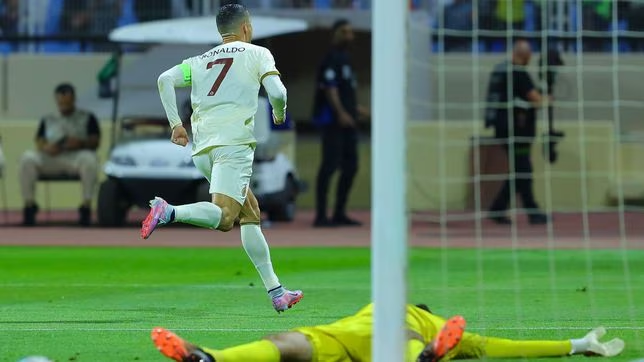VQV_Futbol's tweet photo. ⚽️ El portugués Cristiano Ronaldo marcó dos goles para #AlNassr, que goleó 5-0 a #AlAdalah por la Liga de #ArabiaSaudita. #VamosQueVamos https://t.co/TFEWhGLgFw