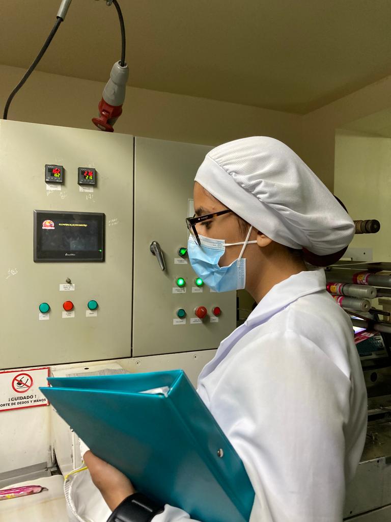 ANFAB_Ec's tweet photo. ✅ Gracias a nuestro programa de Formación Dual, los estudiantes de la Tecnología Superior en Procesamiento de Alimentos de la @EPNEcuador refuerzan su aprendizaje directamente en las empresas. En esta ocasión, los recibió #Confiteca. https://t.co/qqa8lce4aQ