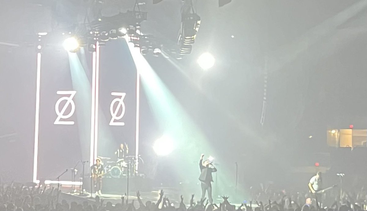 RedWingsR1's tweet photo. @Shinedown A - maz - ing!!!! https://t.co/GzRpvp1uW2