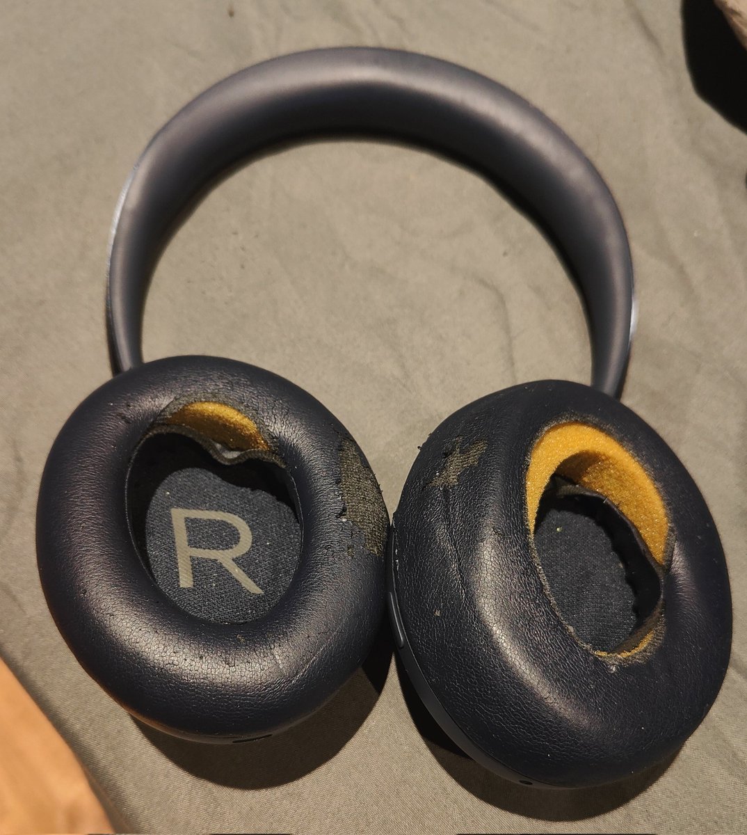 pingmadhan's tweet photo. @Bose my QC headset is worn off how do I fix it ?? #bose #headset #boseqc https://t.co/VEezwGgj4H