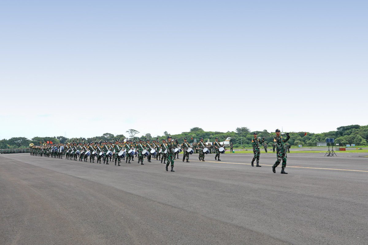 _TNIAU's tweet photo. Seluruh unsur yang terlibat dalam pelaksanaan perayaan HUT ke-77 TNI AU melaksanakan gladi kotor di Taxi Way Echo, Halim Perdanakusuma, Selasa (4/4/2023).

Unsur yg terlibat yaitu 82 pesawat TNI AU dari berbagai tipe mulai dari unsur tempur, transportasi, dan helikopter. https://t.co/DXq7Z5HWNo