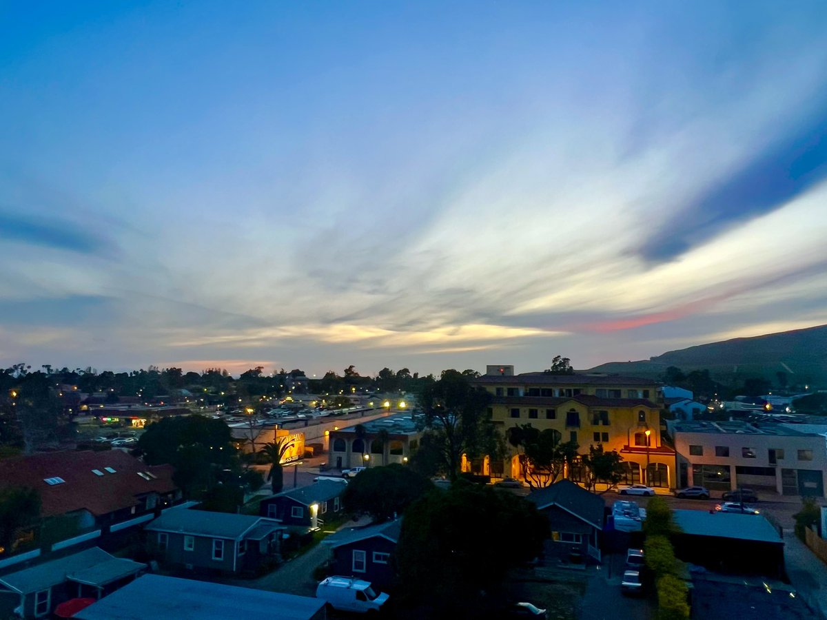 aiimymusic's tweet photo. The Red ☄️ Planet sighted tonight in Ventura CA, 4/4/23 7:20 pm.
There was lots of spraying in the air to skew the view during sunset. The red planet appeared to the right of the setting sun. 

#planetx #nibiru #redplanet #redkachina https://t.co/mZJwy2wwdP